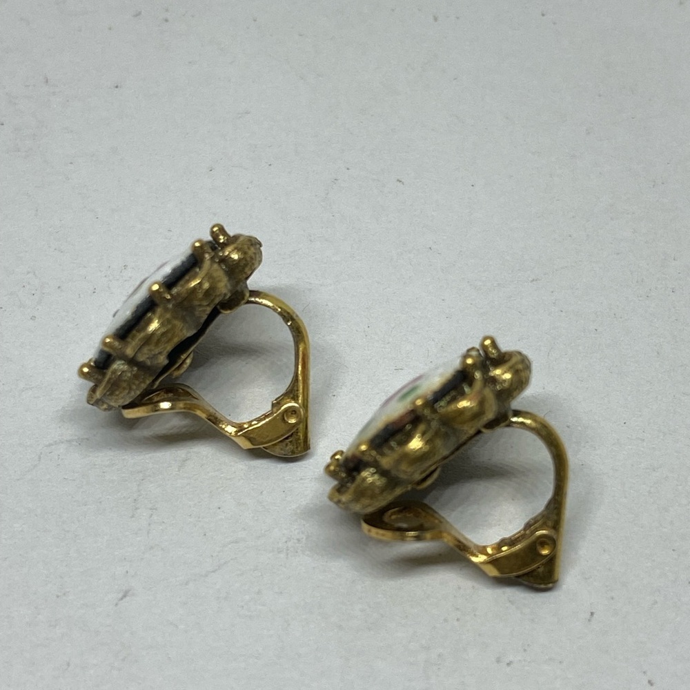 Vintage Round Clip Earrings - Picture 5 of 5